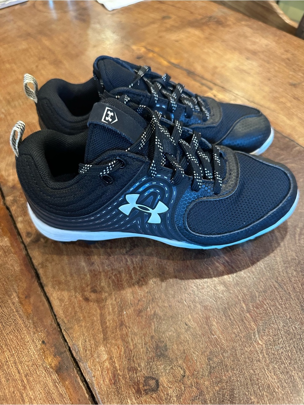 Under Armour Boys Black and White baseball cleats - size 2 like new.